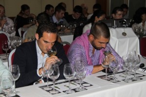 2-dos-profesionales-degustan-una-copa-de-vino-durante-la-pasada-edicion-del-evento